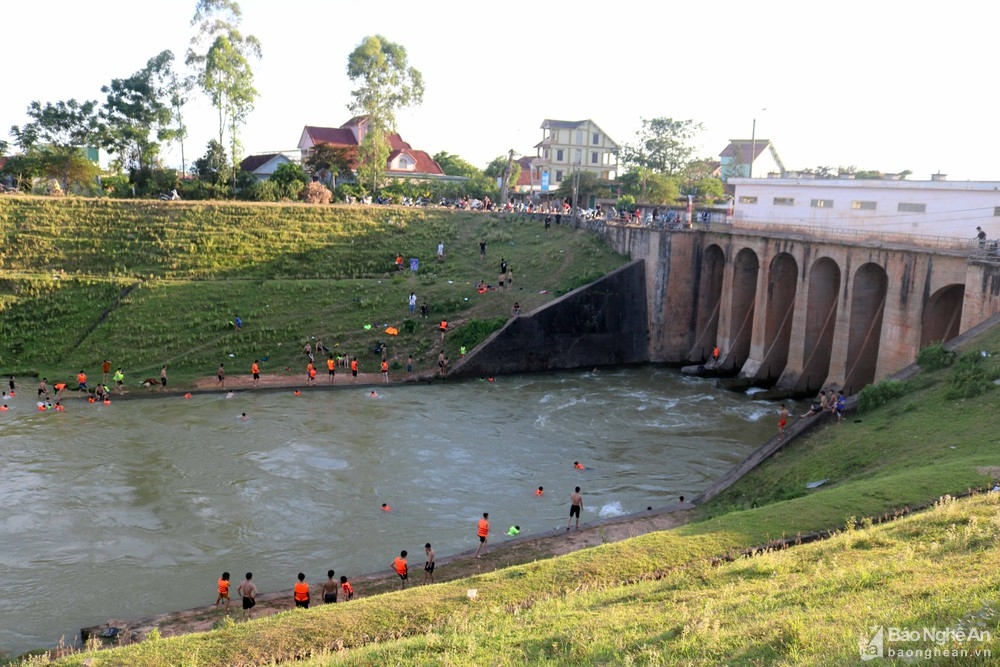 bat chap canh bao nguy hiem nguoi dan van vo tu vay vung tren song