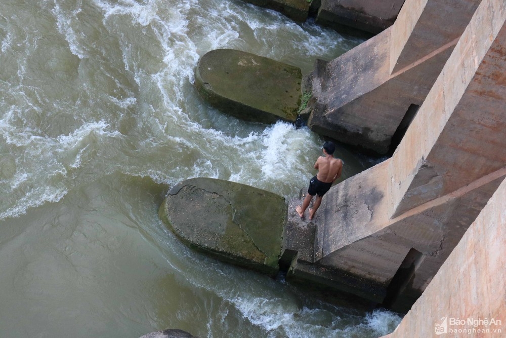 bat chap canh bao nguy hiem nguoi dan van vo tu vay vung tren song