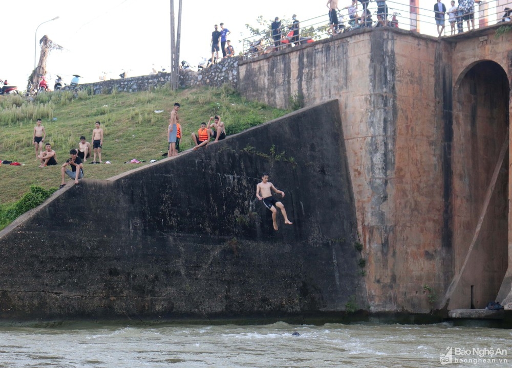 bat chap canh bao nguy hiem nguoi dan van vo tu vay vung tren song