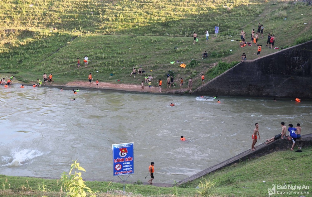 bat chap canh bao nguy hiem nguoi dan van vo tu vay vung tren song