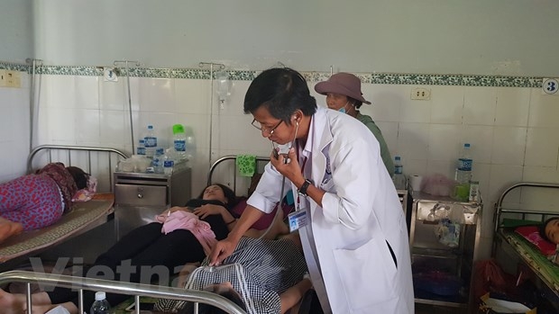 hang tram nguoi nhap vien do ngo doc thuc pham sau khi an tiec cuoi