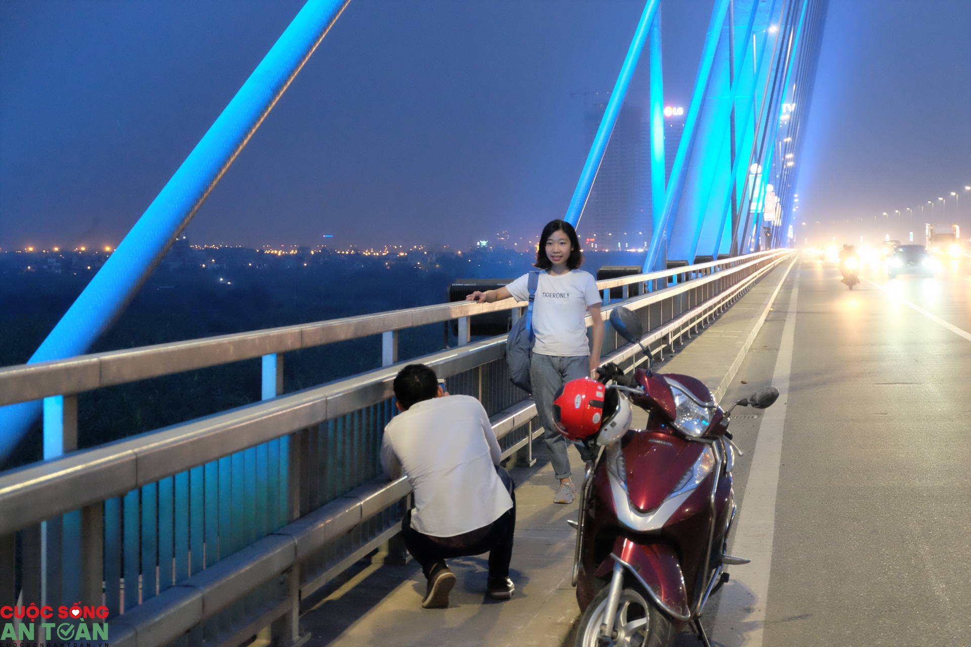 Dừng đỗ trên cầu Nhật Tân: Hóng gió hay đùa giỡn với tử thần?