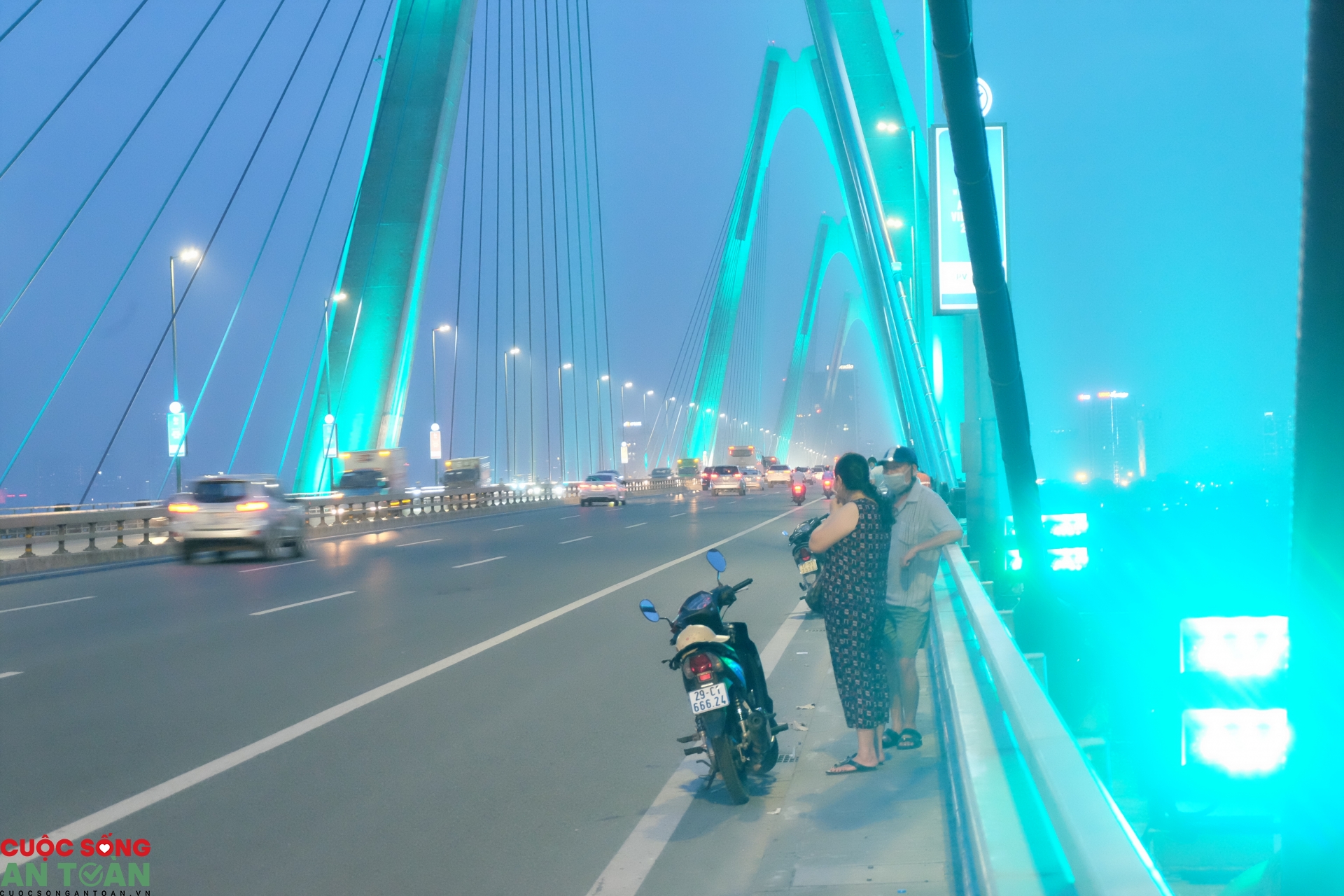 Dừng đỗ trên cầu Nhật Tân: Hóng gió hay đùa giỡn với tử thần? dung do tren cau nhat tan hong gio hay dua gion voi tu than