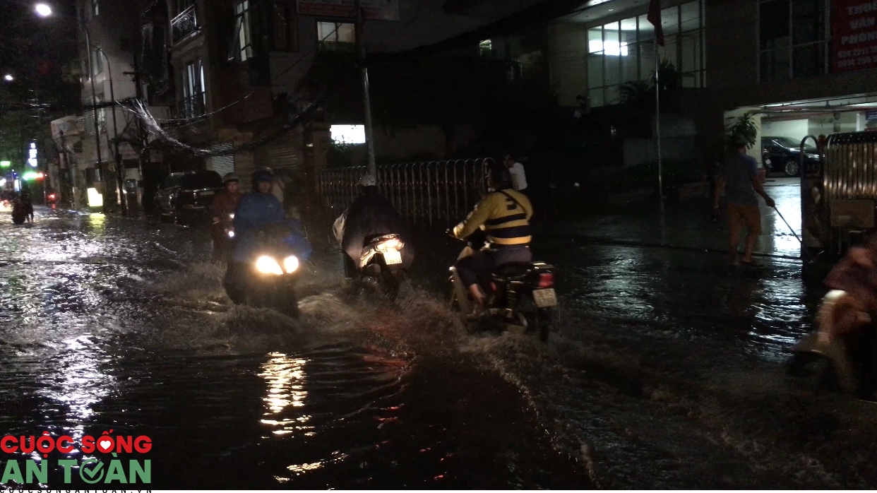ha noi nhieu tuyen pho bien thanh song sau con mua vang