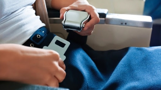 Những việc hành khách không nên làm khi máy bay đang cất - hạ cánh để đảm bảo an toàn nhung viec hanh khach khong nen lam khi may bay dang cat ha canh de dam bao an toan