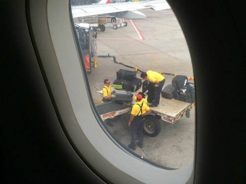 Những việc hành khách không nên làm khi máy bay đang cất - hạ cánh để đảm bảo an toàn nhung viec hanh khach khong nen lam khi may bay dang cat ha canh de dam bao an toan