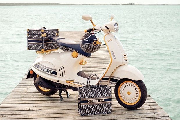Xe tay ga Vespa 946 Christian Dior: Sự kết hợp của 2 thương hiệu huyền thoại xe tay ga vespa 946 christian dior su ket hop cua 2 thuong hieu huyen thoai