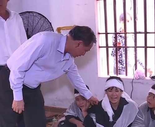 nghen ngao tien dua cac ngu dan gap nan tren bien