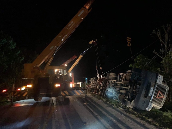 Hiện trường vụ xe container đè xe limousine bẹp dúm ở Quảng Ninh khiến 3 người tử vong hien truong vu xe container de xe limousine bep dum o quang ninh khien 3 nguoi tu vong