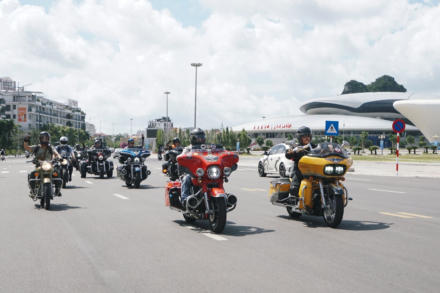 hang tram xe phan khoi lon tham gia ngay hoi bike weekend tai ha long