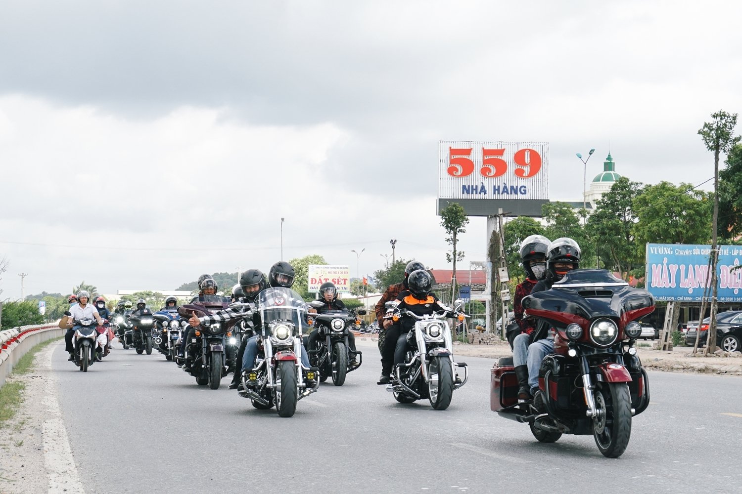 hang tram xe phan khoi lon tham gia ngay hoi bike weekend tai ha long