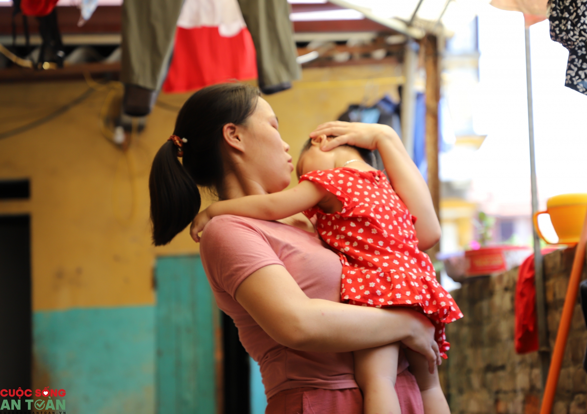 Xóm trọ công nhân giữa những ngày nóng như đổ lửa của Hà Nội xom tro cong nhan giua nhung ngay nong nhu do lua cua ha noi