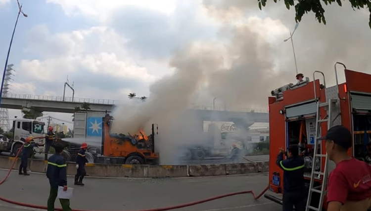 xe container boc chay du doi tren xa lo ha noi tai xe may man thoat chet