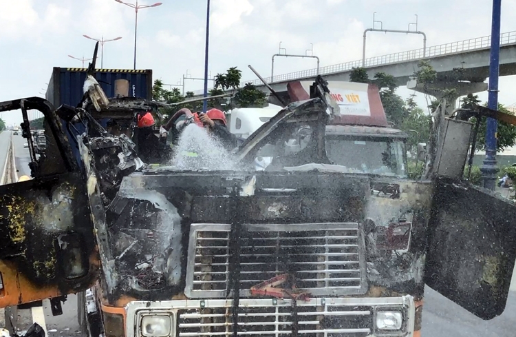 xe container boc chay du doi tren xa lo ha noi tai xe may man thoat chet