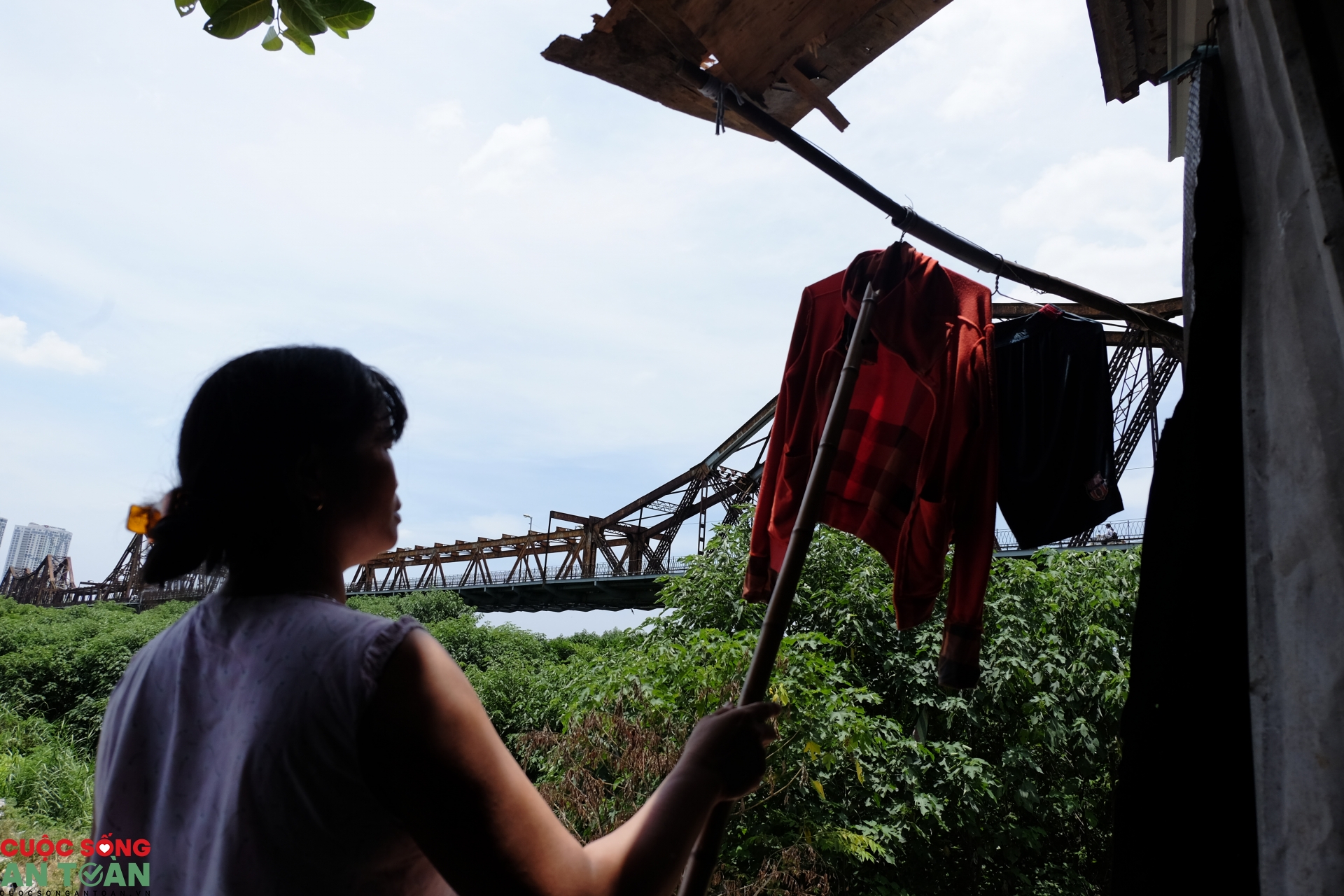 Xóm ngụ cư ven sông Hồng "oằn mình" trong nắng nóng xom ngu cu ven song hong oan minh trong nang nong