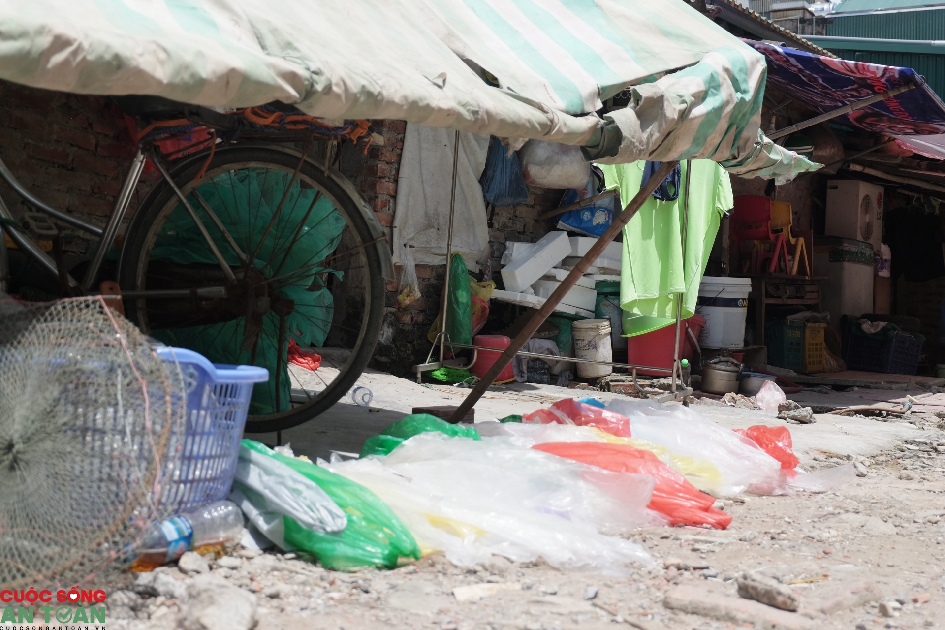 Xóm ngụ cư ven sông Hồng "oằn mình" trong nắng nóng xom ngu cu ven song hong oan minh trong nang nong