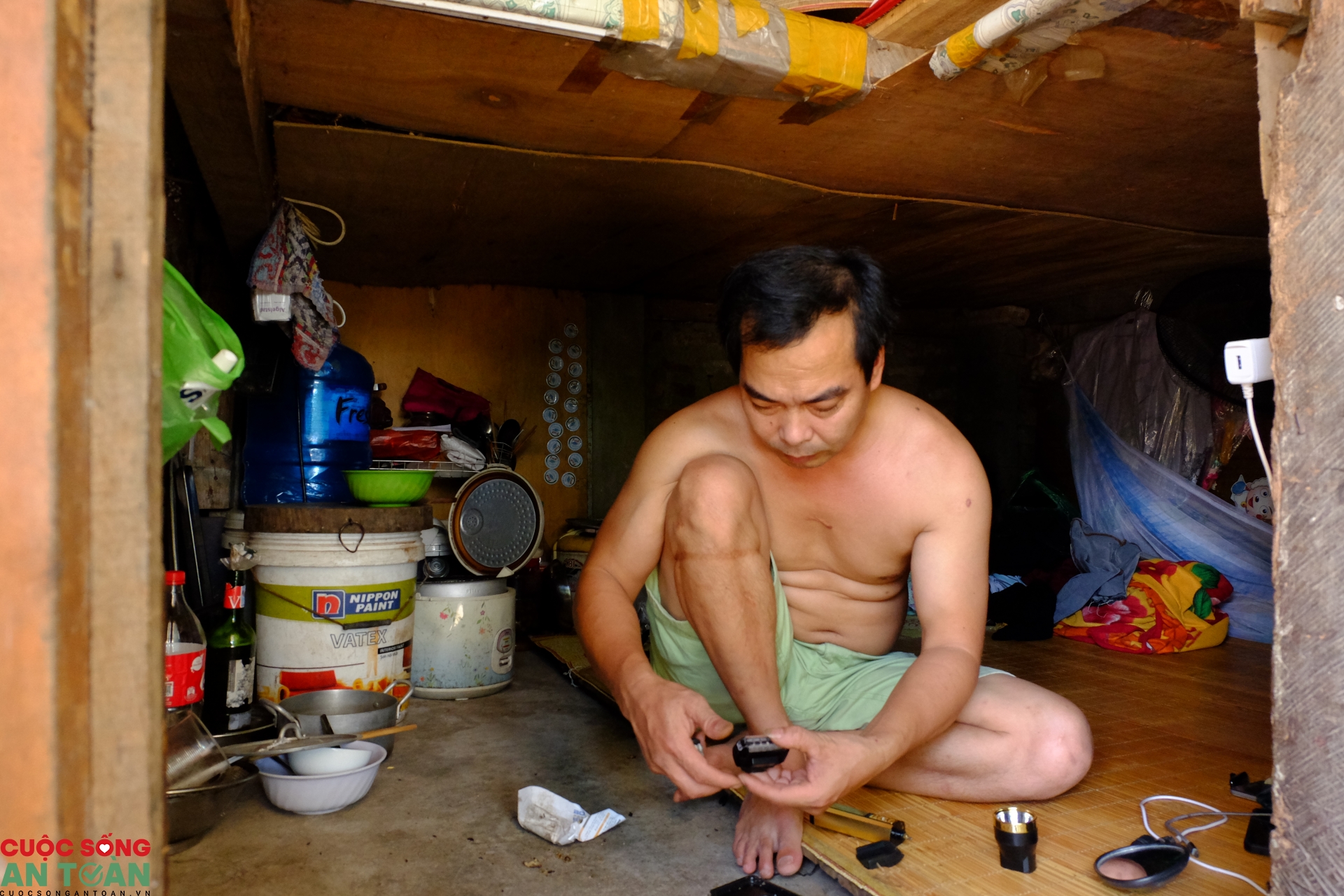 Xóm ngụ cư ven sông Hồng "oằn mình" trong nắng nóng xom ngu cu ven song hong oan minh trong nang nong