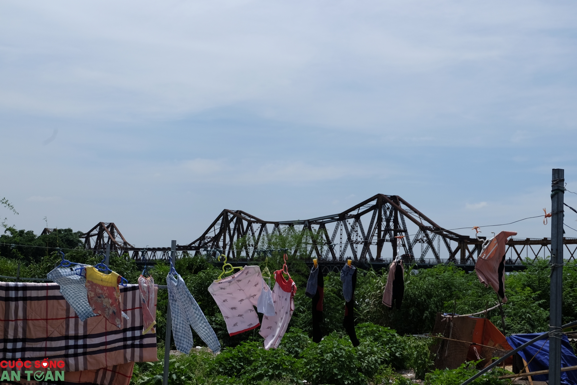 Xóm ngụ cư ven sông Hồng "oằn mình" trong nắng nóng xom ngu cu ven song hong oan minh trong nang nong