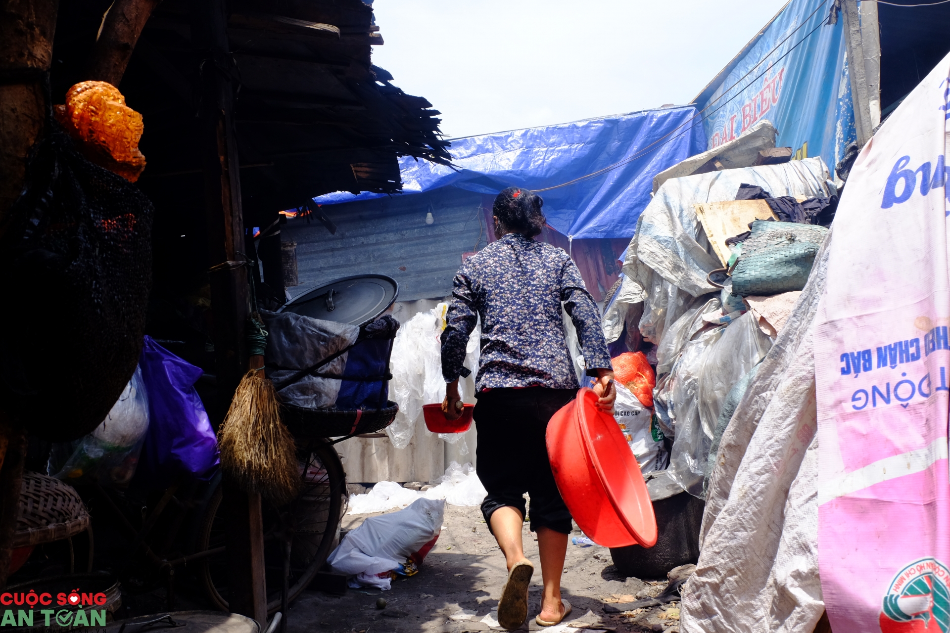 Xóm ngụ cư ven sông Hồng "oằn mình" trong nắng nóng xom ngu cu ven song hong oan minh trong nang nong