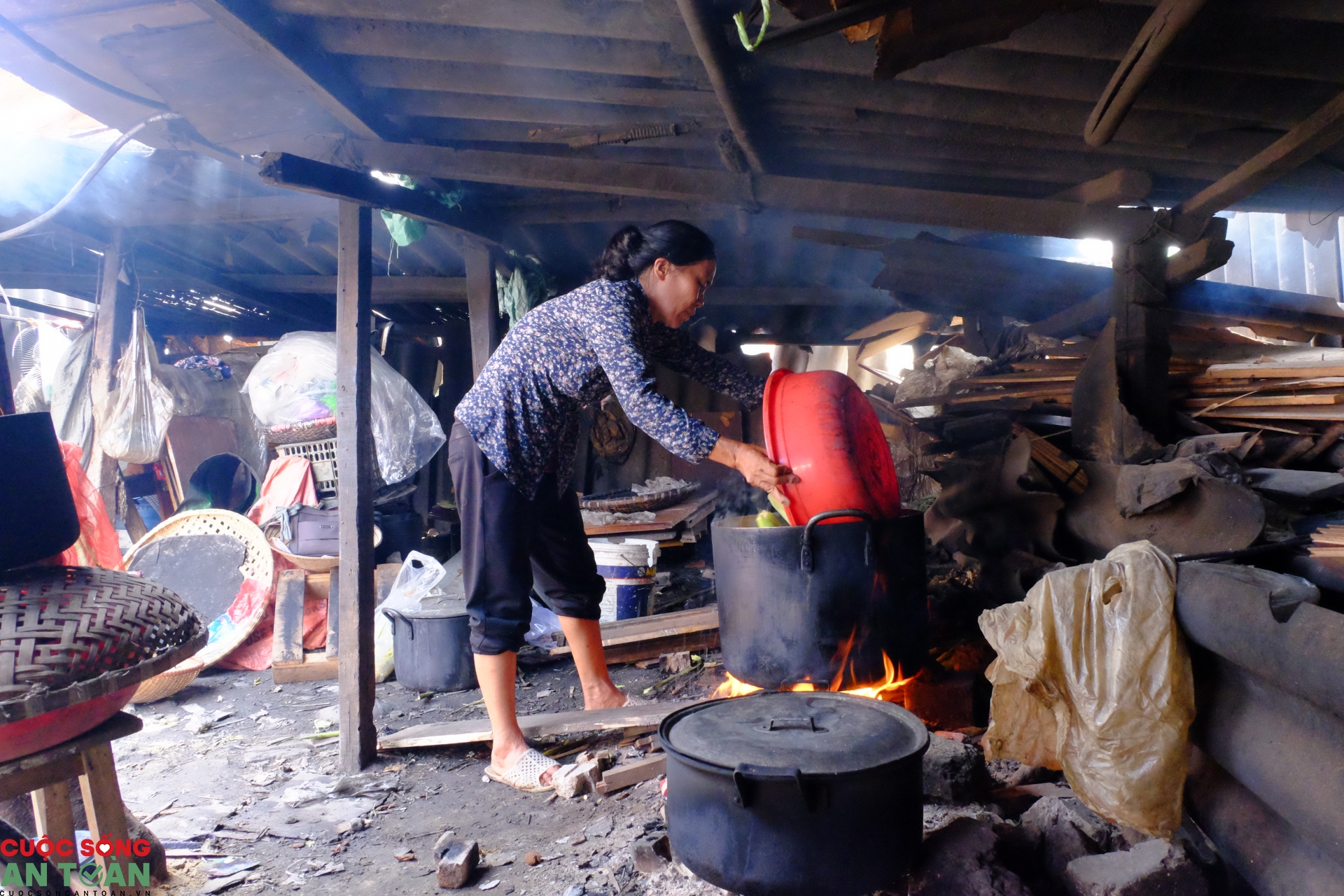 Xóm ngụ cư ven sông Hồng "oằn mình" trong nắng nóng xom ngu cu ven song hong oan minh trong nang nong
