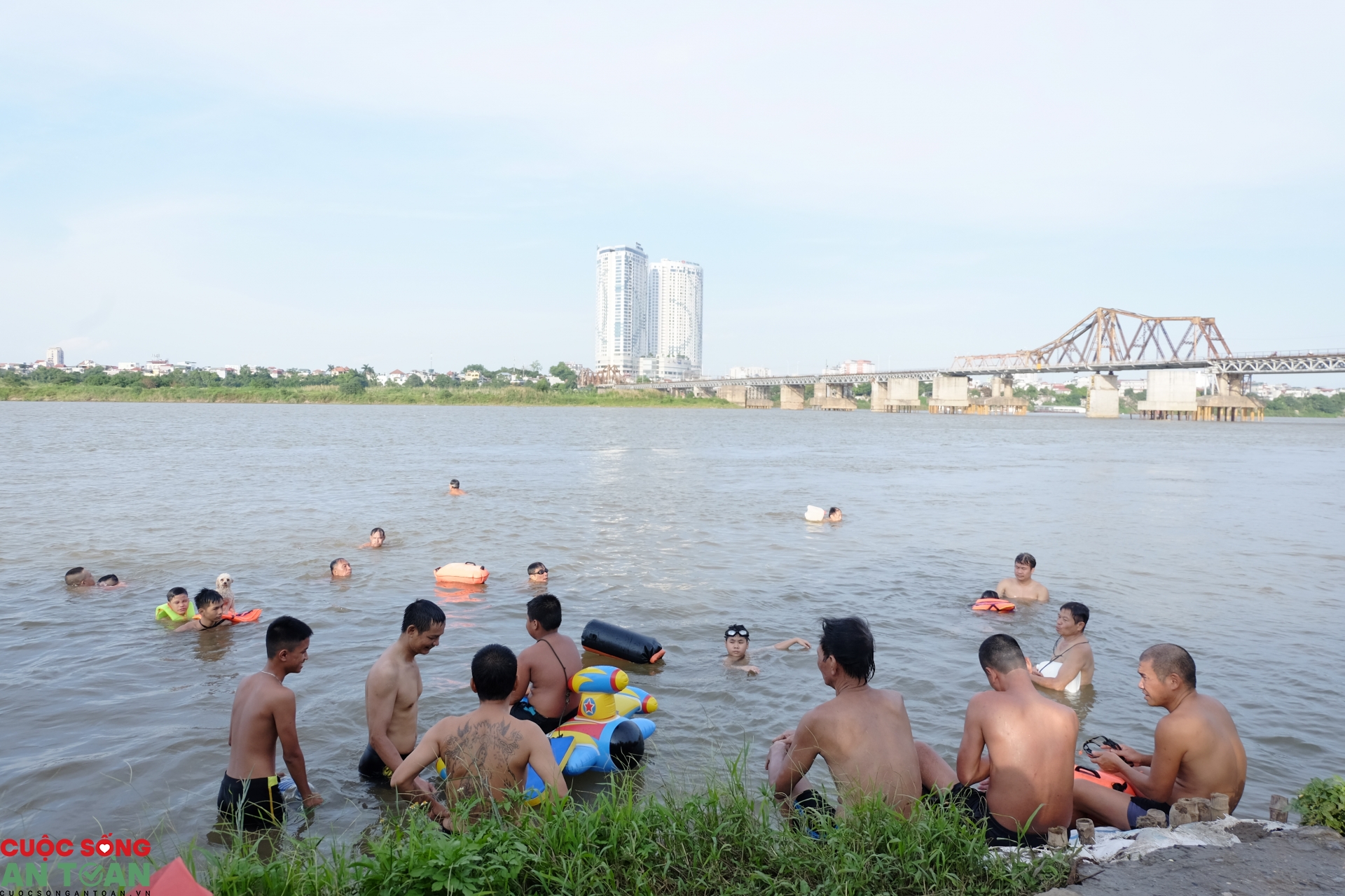 bai tam song hong tap nap trong ngay ha noi nang nhu thieu nhu dot