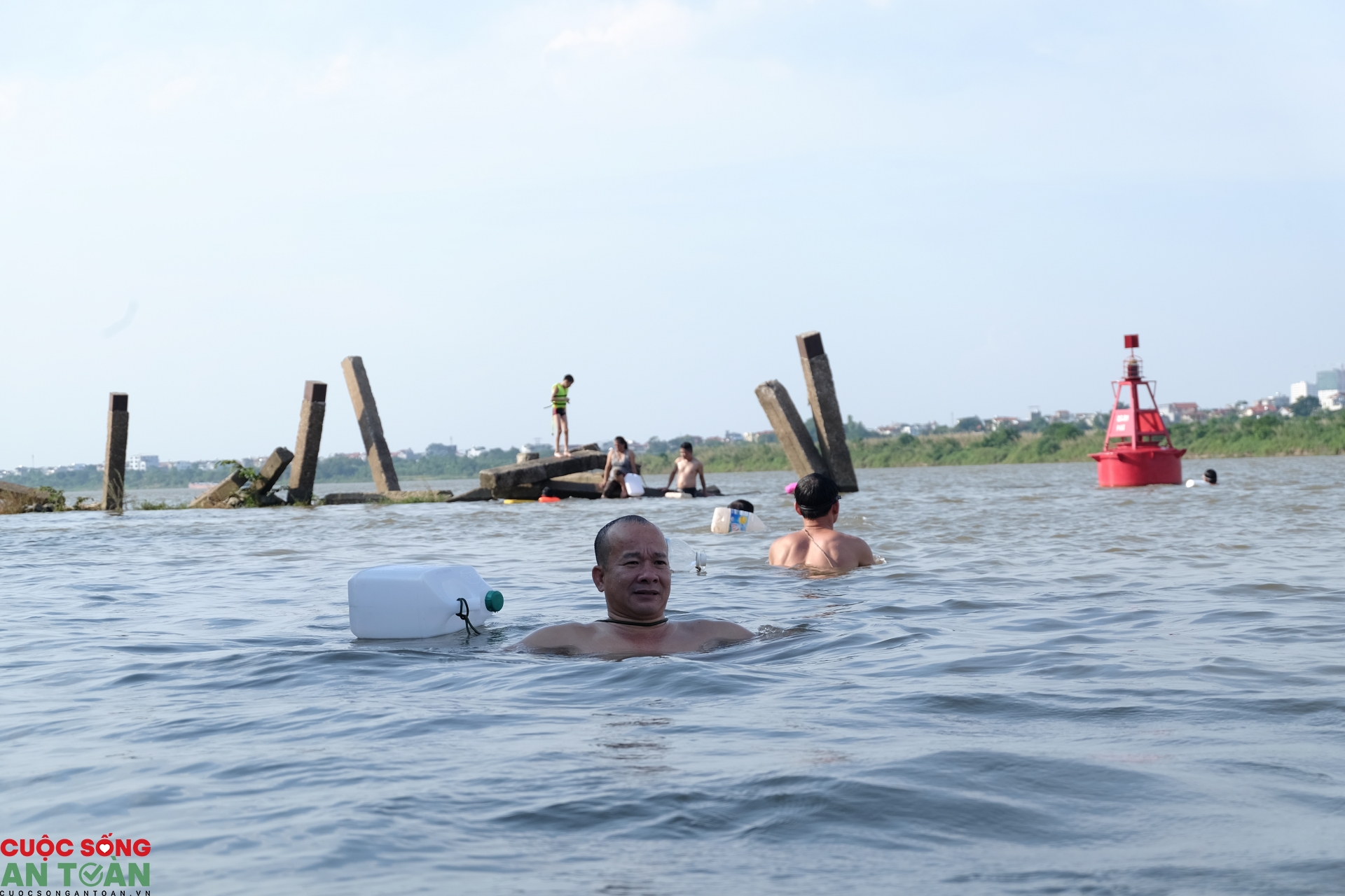 bai tam song hong tap nap trong ngay ha noi nang nhu thieu nhu dot