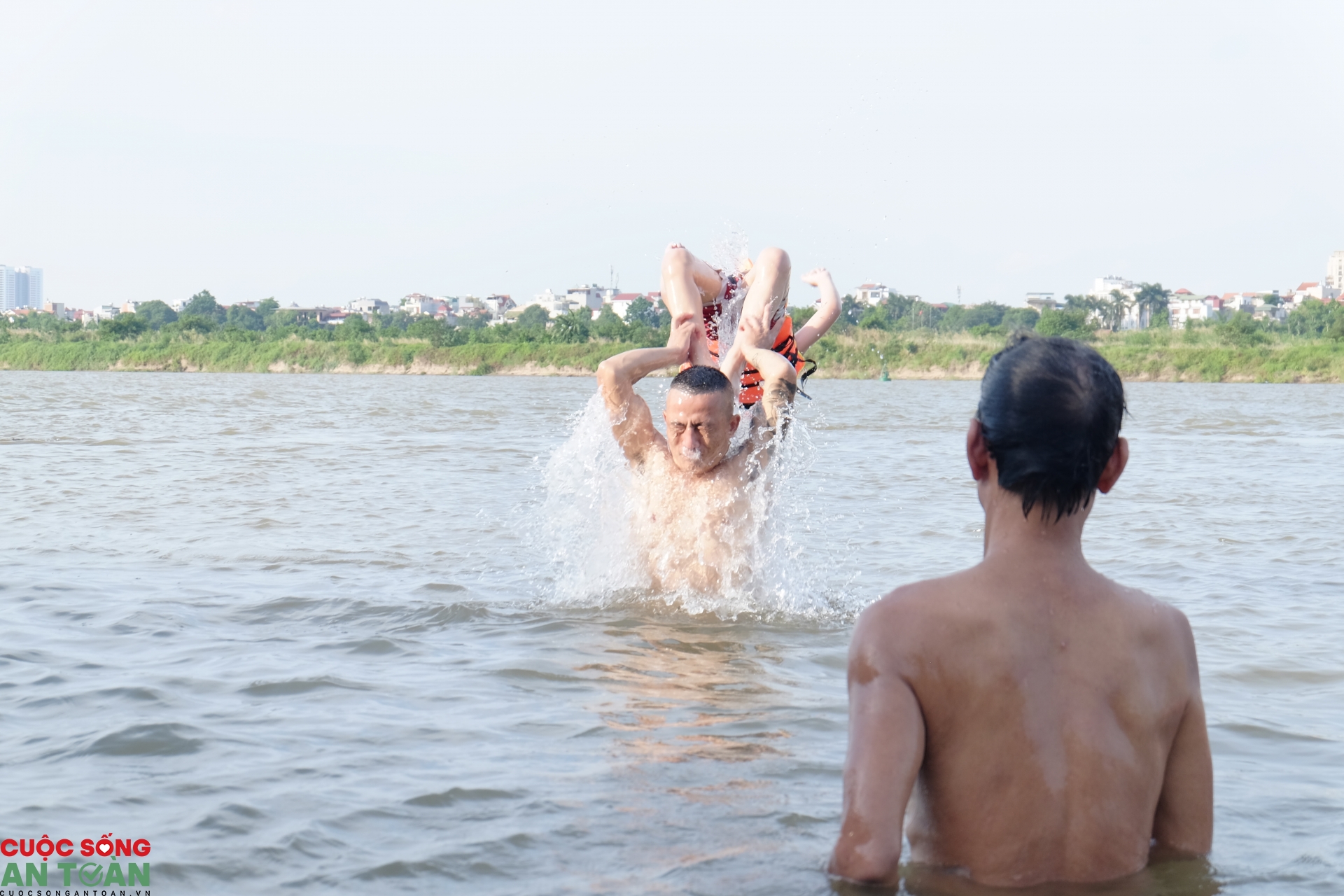 bai tam song hong tap nap trong ngay ha noi nang nhu thieu nhu dot