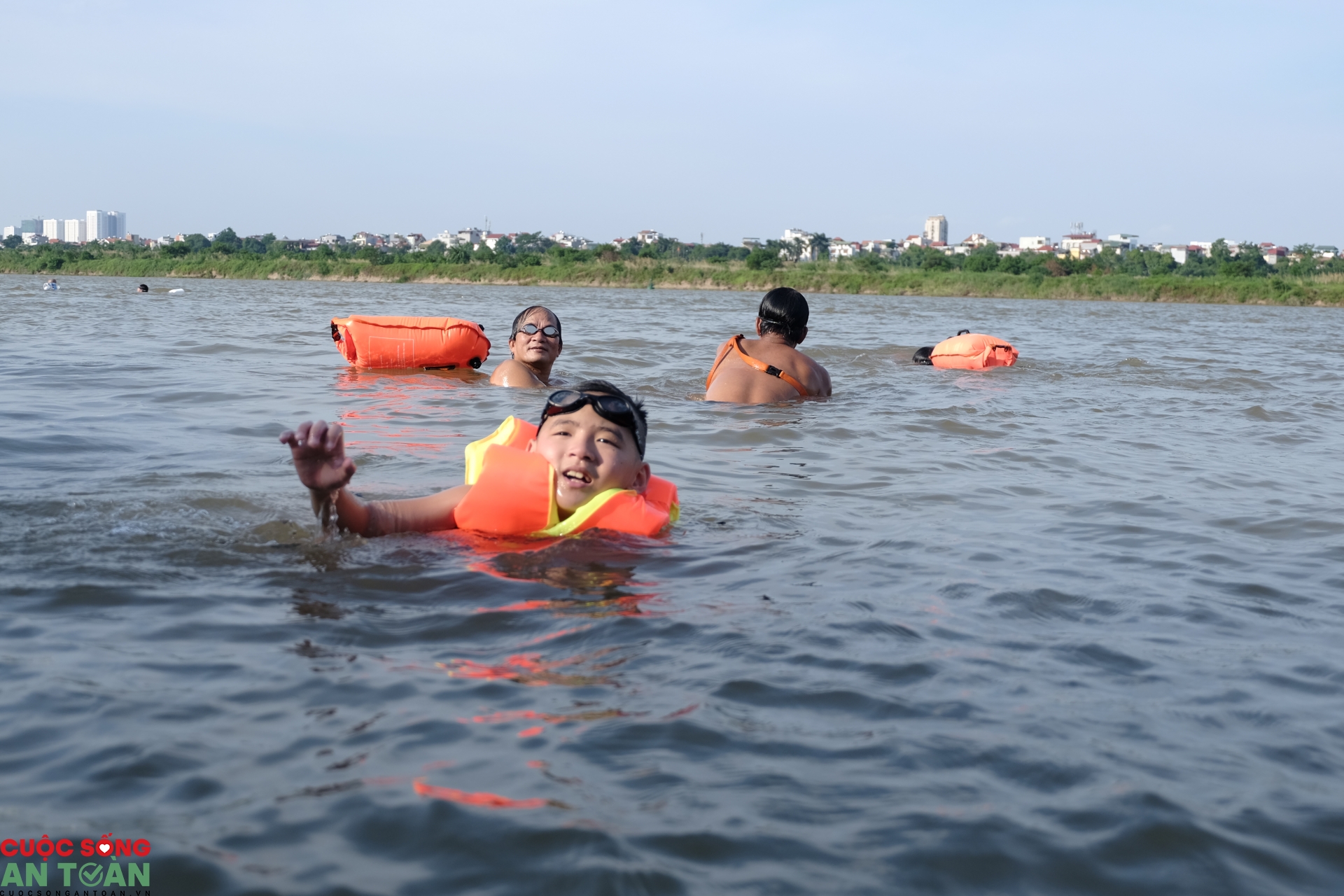 bai tam song hong tap nap trong ngay ha noi nang nhu thieu nhu dot