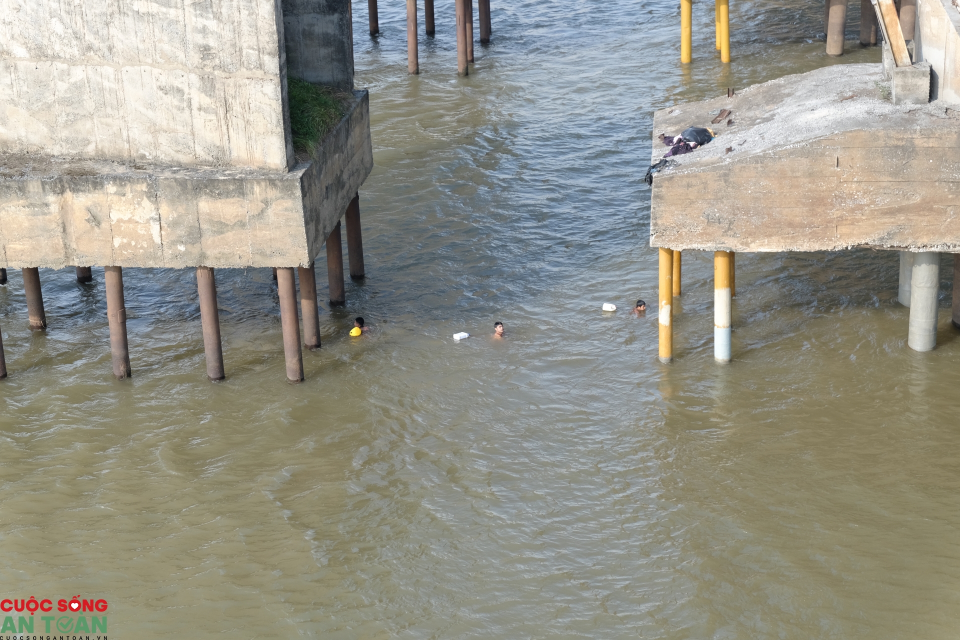 bai tam song hong tap nap trong ngay ha noi nang nhu thieu nhu dot