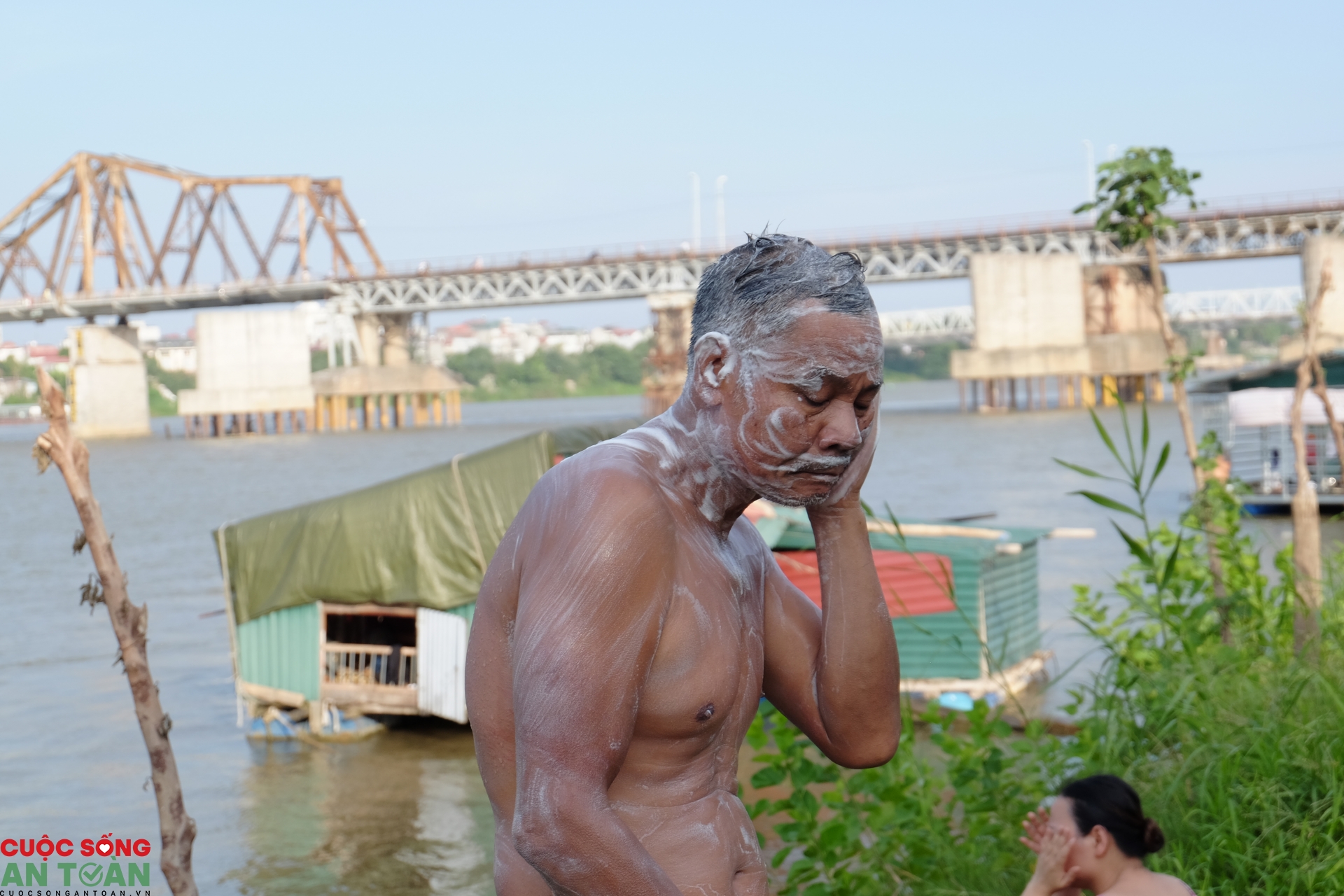 bai tam song hong tap nap trong ngay ha noi nang nhu thieu nhu dot