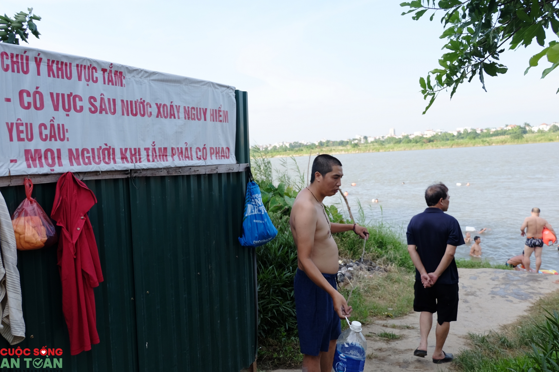 bai tam song hong tap nap trong ngay ha noi nang nhu thieu nhu dot