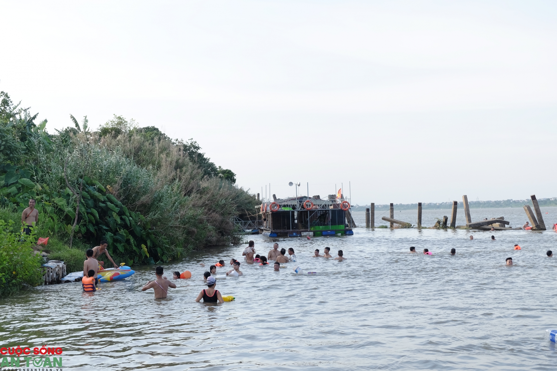 bai tam song hong tap nap trong ngay ha noi nang nhu thieu nhu dot