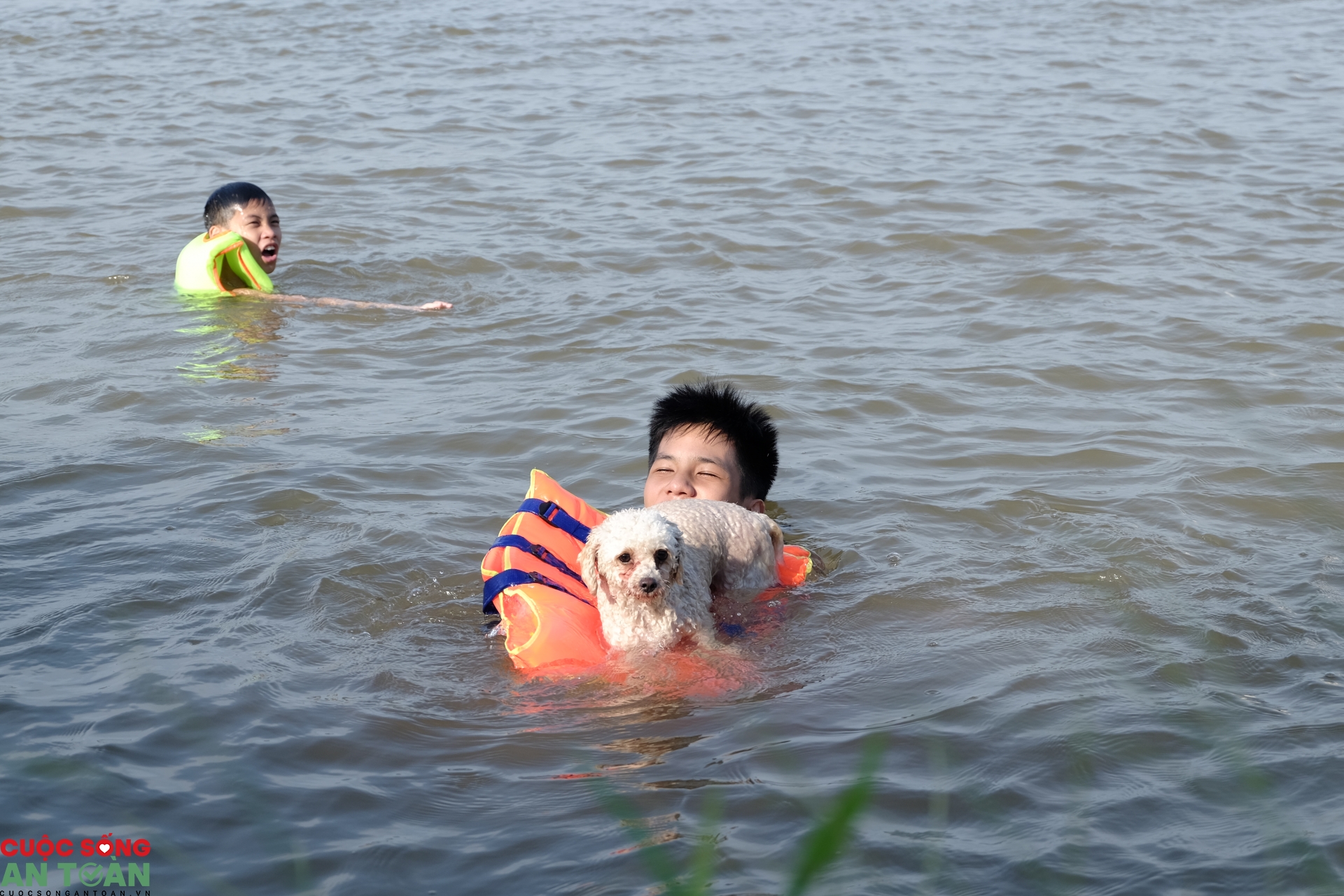 bai tam song hong tap nap trong ngay ha noi nang nhu thieu nhu dot