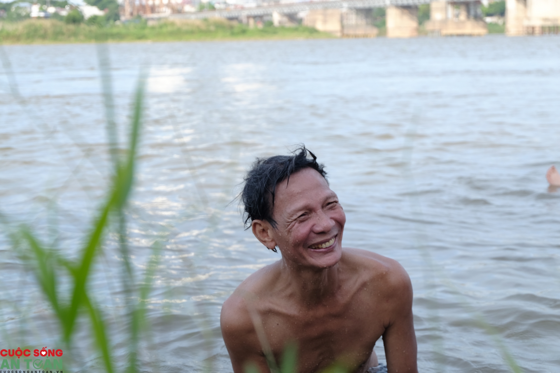 bai tam song hong tap nap trong ngay ha noi nang nhu thieu nhu dot