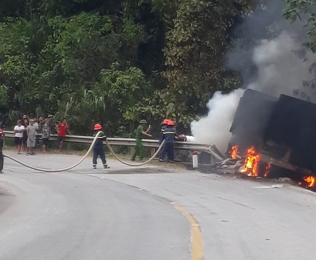 Xe container lao vào vệ đường rồi bốc cháy, tài xế đa chấn thương