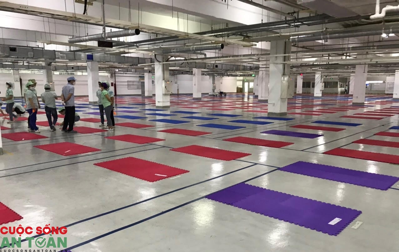 Bắc Ninh: Công nhân phấn khởi trong ngày đầu “3 tại chỗ” Bắc Ninh: Công nhân phấn khởi trong ngày đầu “3 tại chỗ”