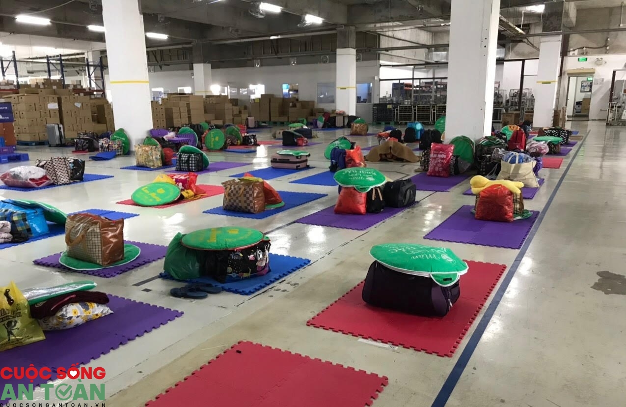 Bắc Ninh: Công nhân phấn khởi trong ngày đầu “3 tại chỗ” Bắc Ninh: Công nhân phấn khởi trong ngày đầu “3 tại chỗ”