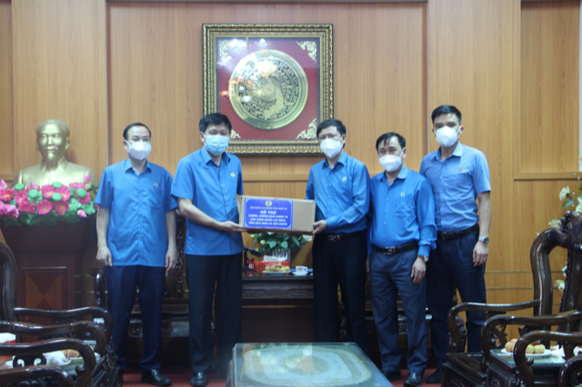 LĐLĐ Nghệ An hỗ trợ thực phẩm cho công nhân hai tỉnh Bắc Ninh, Bắc Giang LĐLĐ Nghệ An hỗ trợ thực phẩm cho công nhân hai tỉnh Bắc Ninh, Bắc Giang