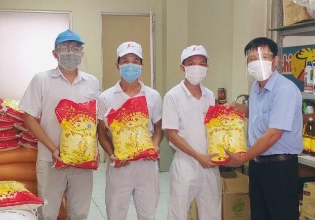 Công đoàn Công ty Liwayway Việt Nam tặng gạo cho công nhân Công đoàn Công ty Liwayway Việt Nam tặng gạo cho công nhân