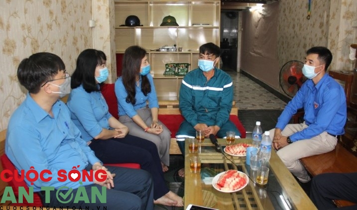 Thợ mỏ dũng cảm cứu người thoát khỏi miệng “hà bá” Thợ mỏ dũng cảm cứu người thoát khỏi miệng “hà bá”