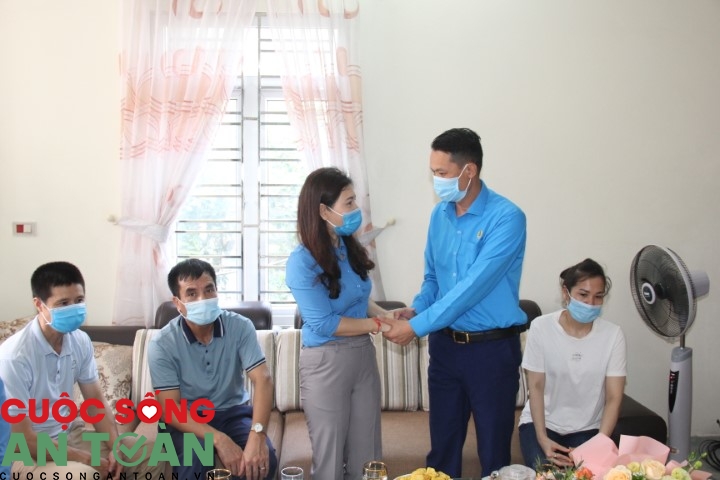 Thợ mỏ dũng cảm cứu người thoát khỏi miệng “hà bá” Thợ mỏ dũng cảm cứu người thoát khỏi miệng “hà bá”