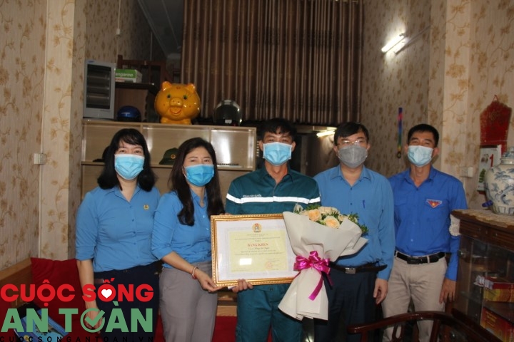 Thợ mỏ dũng cảm cứu người thoát khỏi miệng “hà bá” Thợ mỏ dũng cảm cứu người thoát khỏi miệng “hà bá”