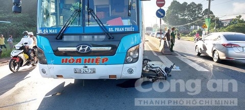 nu cong nhan tu vong thuong tam sau khi va cham voi xe khach