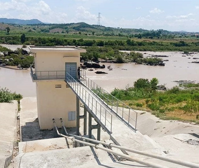 mot nguoi tu vong khi dung kich dien bat ca tren song