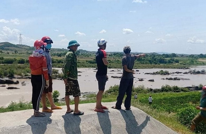 mot nguoi tu vong khi dung kich dien bat ca tren song