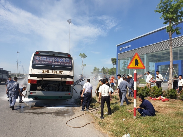 Kịp thời dập tắt vụ cháy xe chở khách du lịch trên Quốc lộ 1 kip thoi dap tat vu chay xe cho khach du lich tren quoc lo 1