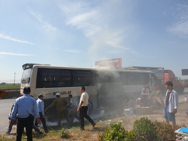 Kịp thời dập tắt vụ cháy xe chở khách du lịch trên Quốc lộ 1 kip thoi dap tat vu chay xe cho khach du lich tren quoc lo 1