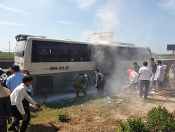Kịp thời dập tắt vụ cháy xe chở khách du lịch trên Quốc lộ 1