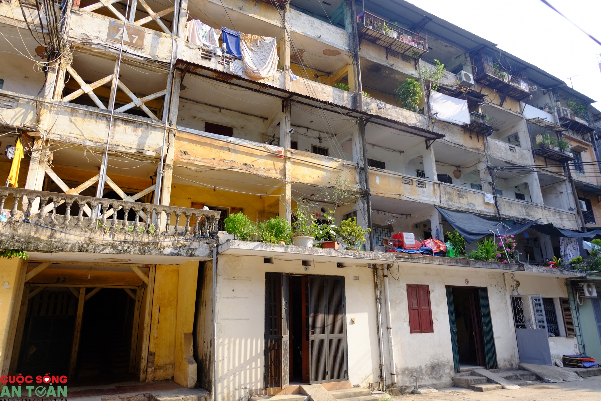 Công nhân về hưu và nỗi lo nhà sập cong nhan ve huu va noi lo nha sap