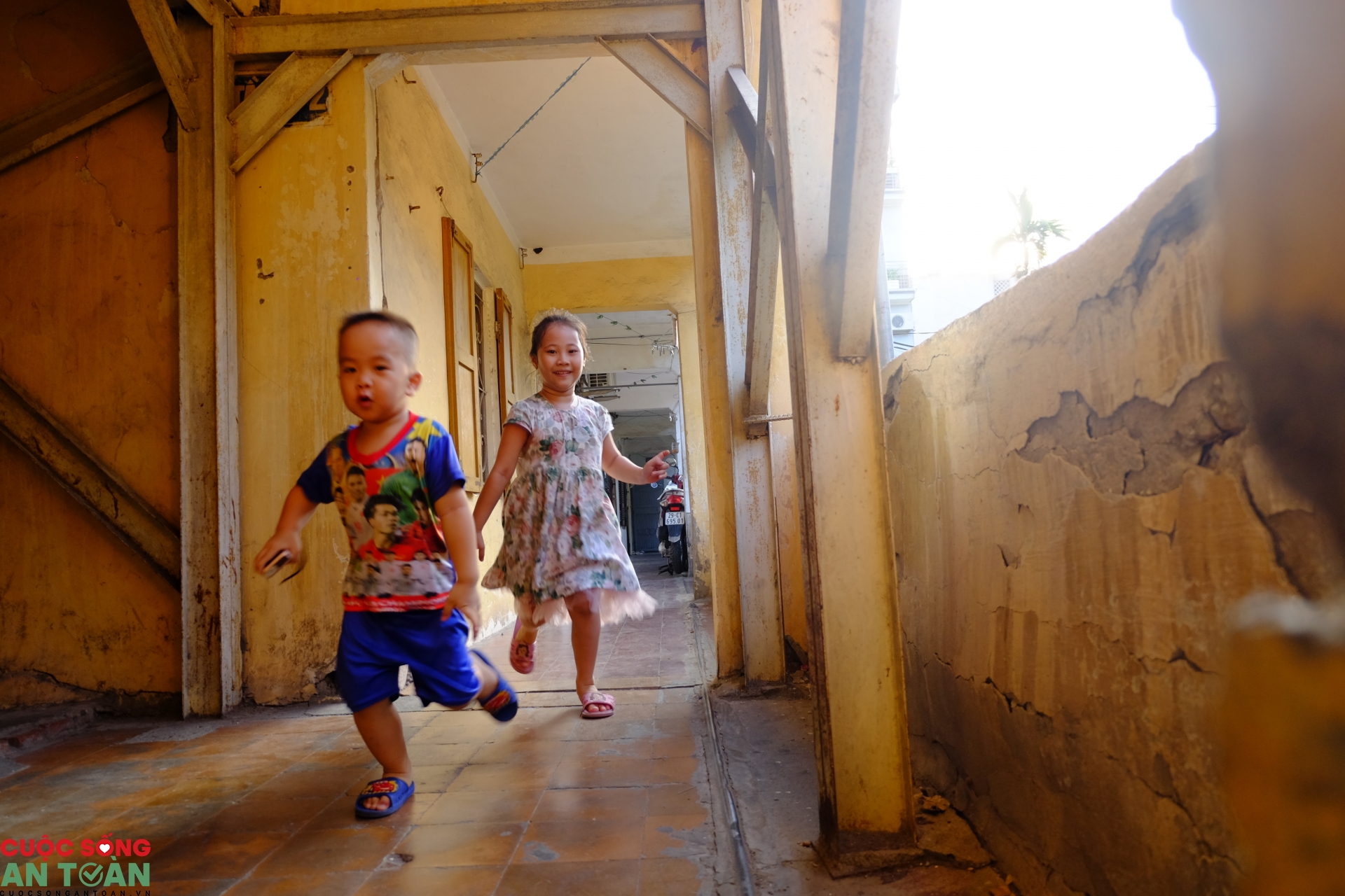 Công nhân về hưu và nỗi lo nhà sập cong nhan ve huu va noi lo nha sap